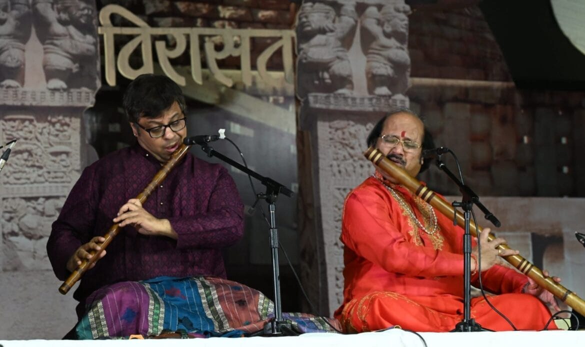 विरासत महोत्सव 2024 का नौंवा दिन, यूनिवर्सल एकेडमी की नन्हीं बच्ची नंदिनी सिंह का सांस्कृतिक गायन बना सभी के दिलों को छू लेने वाला-Newsnetra 7 img 20241023 wa00708138045762660716977