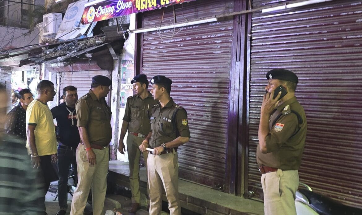 शातिराना अंदाज में लोगों के साथ धोखाधडी करने वाले बंटी- बबली आये दून पुलिस की गिरफ्त में-Newsnetra 7 img 20241024 wa00342713087393266619577