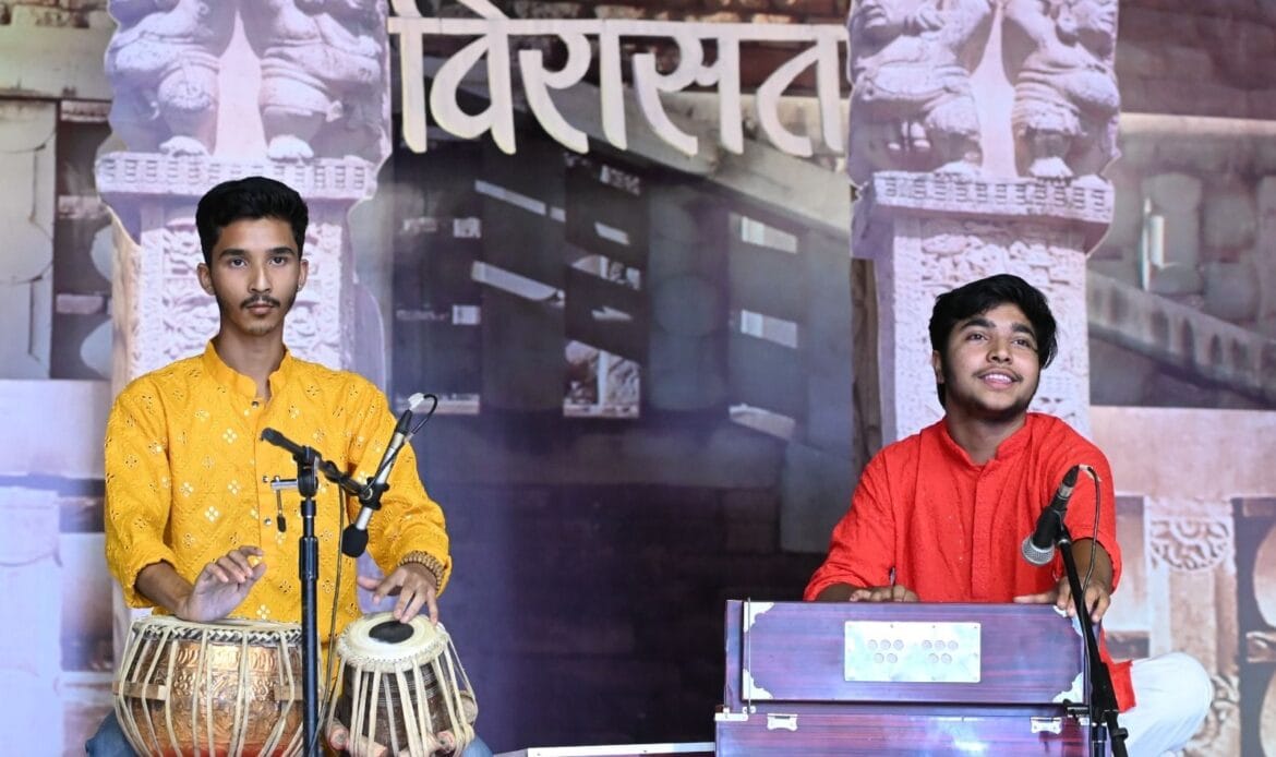 'विरासत' महोत्सव में गढ़वाली लोकगीतों ने छू लिया 'मन-हृदय-Newsnetra 44 img 20241024 wa00664510135429743616645