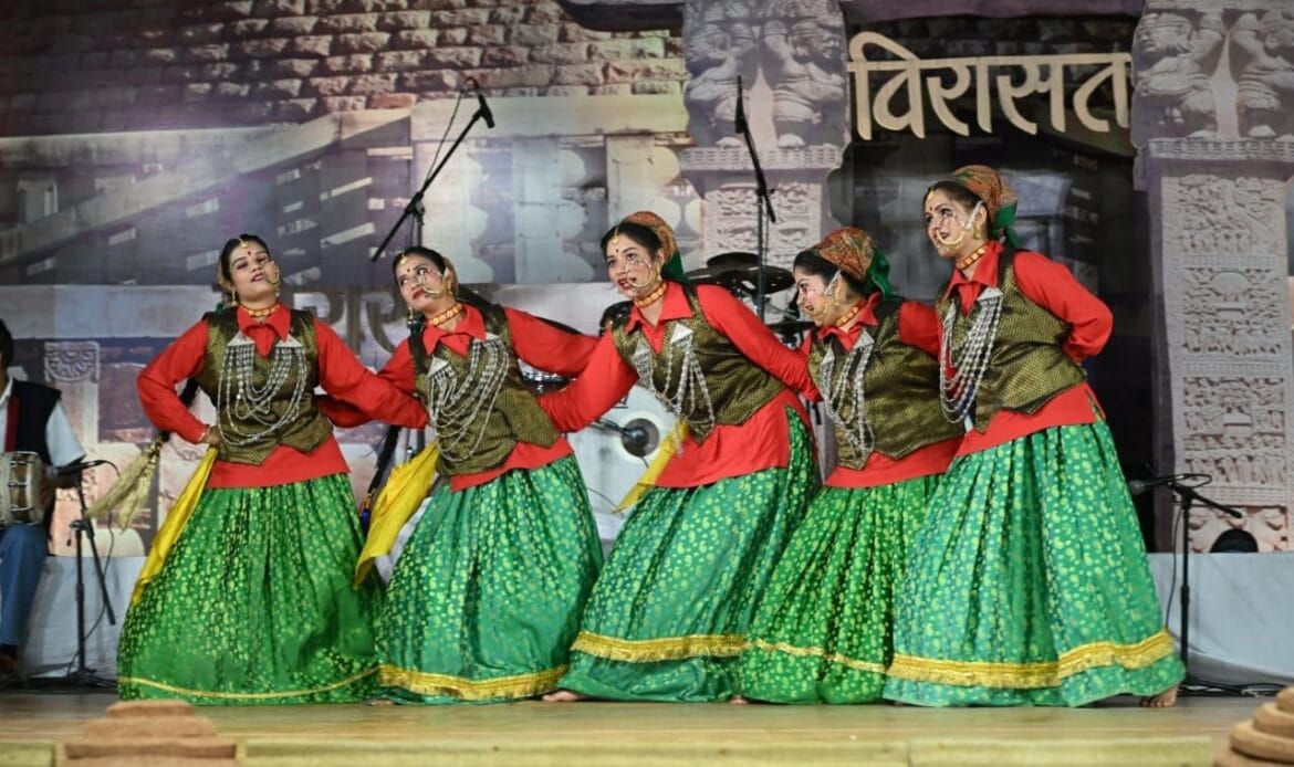 'विरासत' महोत्सव में गढ़वाली लोकगीतों ने छू लिया 'मन-हृदय-Newsnetra 8 img 20241024 wa0078500908652136632209