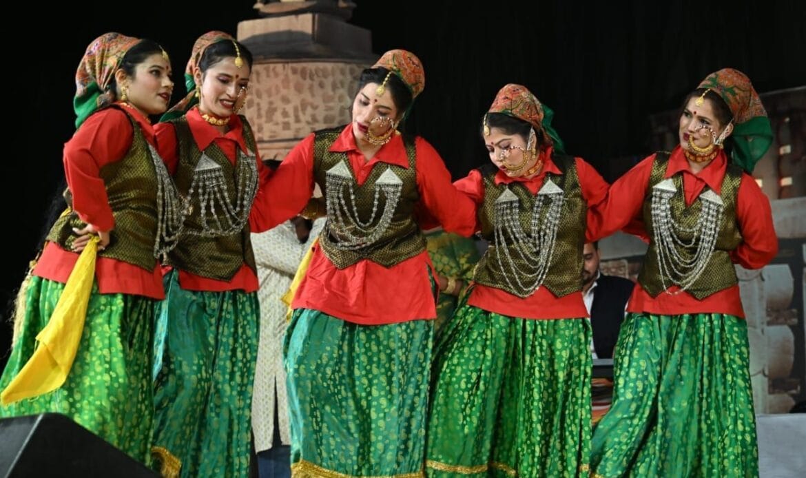 'विरासत' महोत्सव में गढ़वाली लोकगीतों ने छू लिया 'मन-हृदय-Newsnetra 28 img 20241024 wa00794472117020800804913