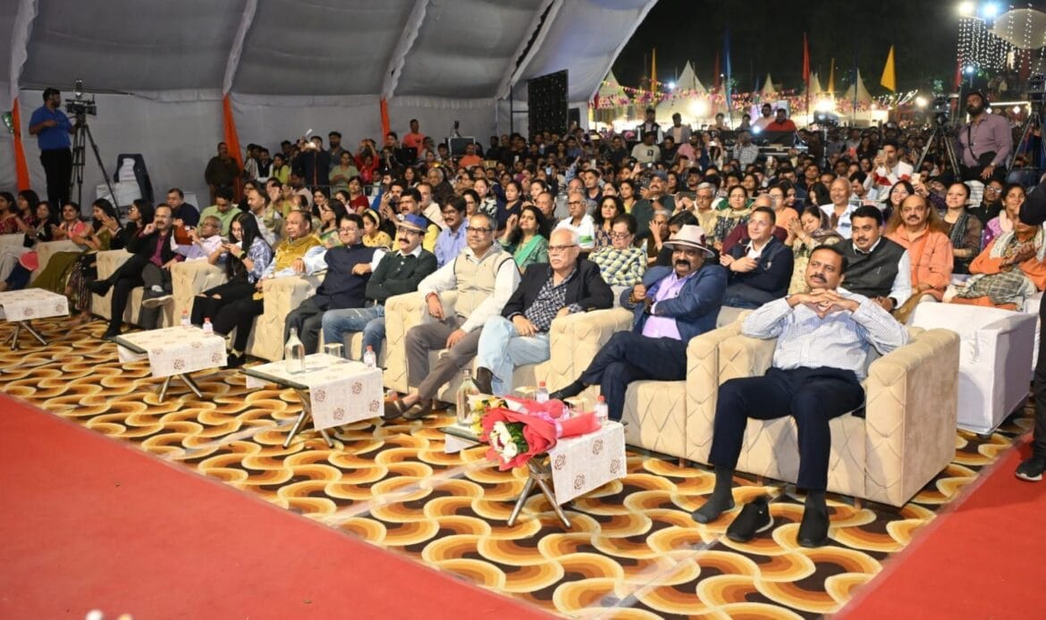 विरासत महोत्सव: शुक्रवार की सांस्कृतिक संध्या लोकप्रिय भोजपुरी गीतों के माने जाने वाले सरताज मनोज तिवारी के नाम रही-Newsnetra 6 img 20241025 wa0079757672337515064318