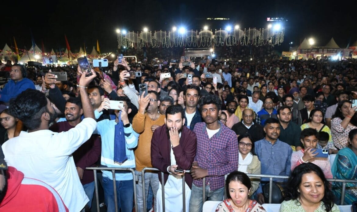 विरासत महोत्सव: शुक्रवार की सांस्कृतिक संध्या लोकप्रिय भोजपुरी गीतों के माने जाने वाले सरताज मनोज तिवारी के नाम रही-Newsnetra 10 img 20241025 wa00833793002812656573087