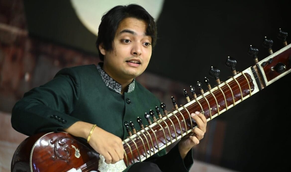 विरासत महोत्सव: शुक्रवार की सांस्कृतिक संध्या लोकप्रिय भोजपुरी गीतों के माने जाने वाले सरताज मनोज तिवारी के नाम रही-Newsnetra 8 img 20241025 wa00884835870655849064815