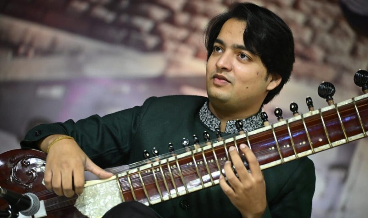 विरासत महोत्सव: शुक्रवार की सांस्कृतिक संध्या लोकप्रिय भोजपुरी गीतों के माने जाने वाले सरताज मनोज तिवारी के नाम रही-Newsnetra 9 img 20241025 wa00904992583745965814096
