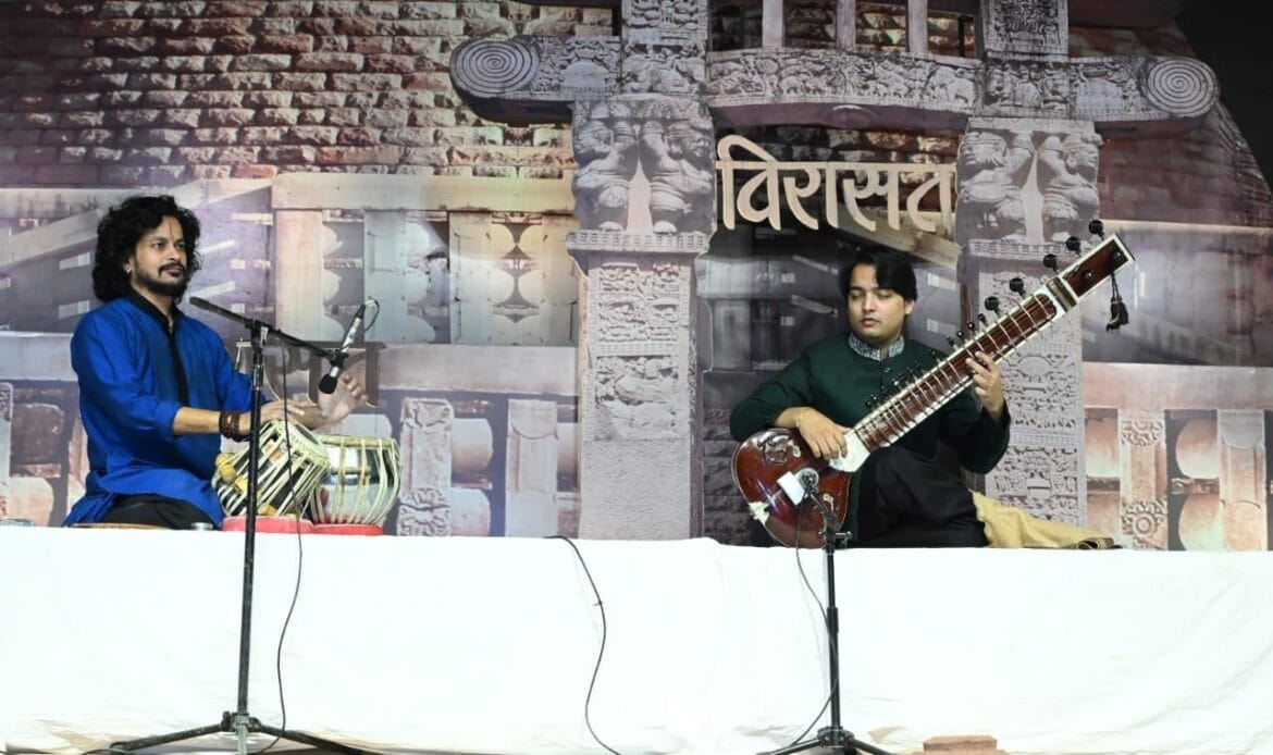 विरासत महोत्सव: शुक्रवार की सांस्कृतिक संध्या लोकप्रिय भोजपुरी गीतों के माने जाने वाले सरताज मनोज तिवारी के नाम रही-Newsnetra 11 img 20241025 wa00925247034256457125241