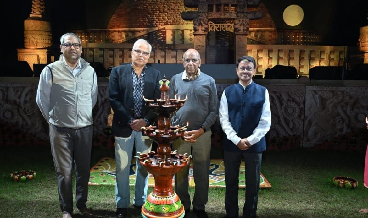 विरासत महोत्सव: शुक्रवार की सांस्कृतिक संध्या लोकप्रिय भोजपुरी गीतों के माने जाने वाले सरताज मनोज तिवारी के नाम रही-Newsnetra 13 img 20241025 wa00936808529061458691542