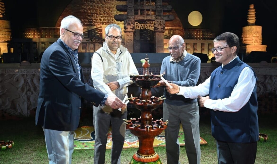 विरासत महोत्सव: शुक्रवार की सांस्कृतिक संध्या लोकप्रिय भोजपुरी गीतों के माने जाने वाले सरताज मनोज तिवारी के नाम रही-Newsnetra 12 img 20241025 wa00943198917863838260437