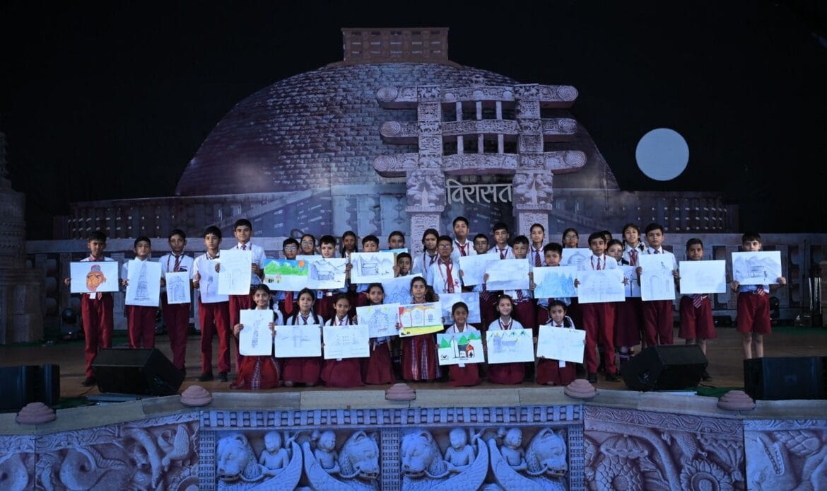 विरासत महोत्सव: शुक्रवार की सांस्कृतिक संध्या लोकप्रिय भोजपुरी गीतों के माने जाने वाले सरताज मनोज तिवारी के नाम रही-Newsnetra 19 img 20241025 wa01064929856115691861539
