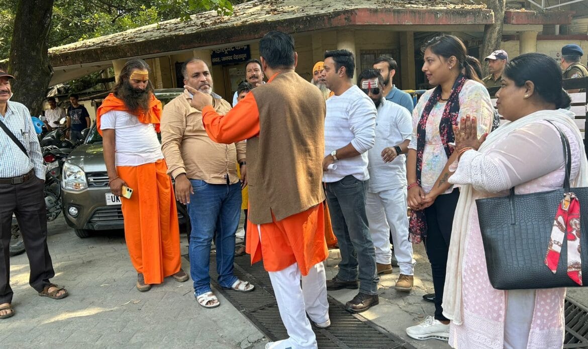 उत्तरकाशी की घटना पर हिंदू संगठनों का आक्रोश: जिलाधिकारी कार्यालय देहरादून पर प्रदर्शन और सामूहिक हनुमान चालीसा पाठ-Newsnetra 6 img 20241026 wa0009539105406605895412