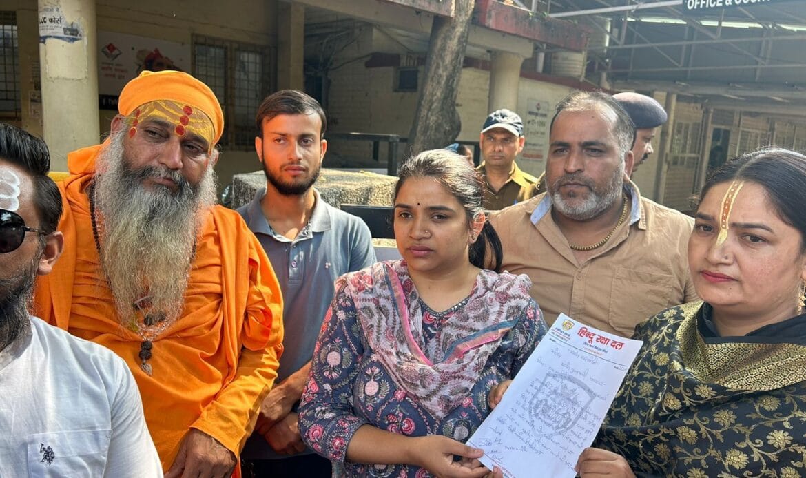 उत्तरकाशी की घटना पर हिंदू संगठनों का आक्रोश: जिलाधिकारी कार्यालय देहरादून पर प्रदर्शन और सामूहिक हनुमान चालीसा पाठ-Newsnetra 4 img 20241026 wa00113375474786899722573