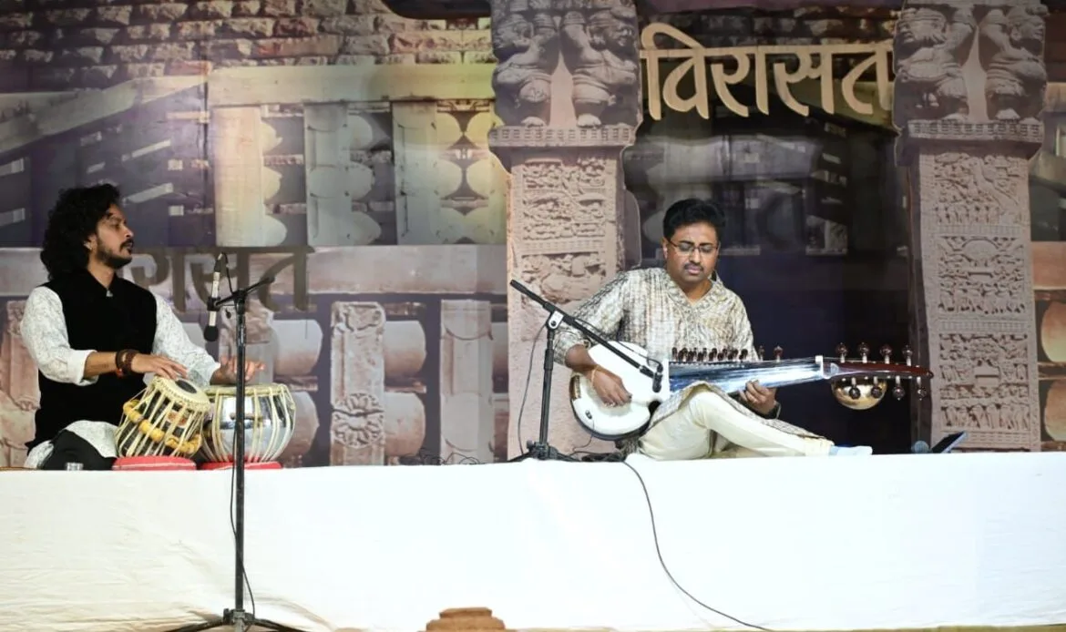 विरासत महोत्सव: केंद्रीय पर्यटन एवं संस्कृति मंत्री गजेंद्र सिंह शेखावत ने विरासत महोत्सव में किया सांस्कृतिक संध्या का शुभारंभ-Newsnetra 21 img 20241027 wa00457985533537998396249