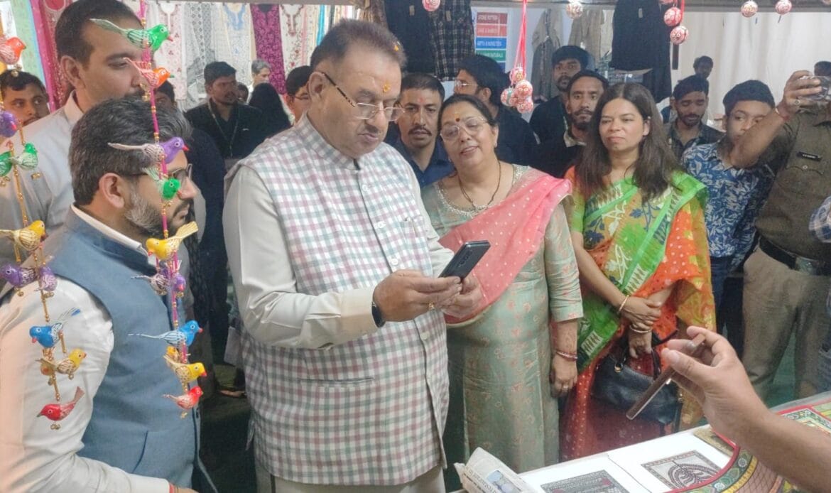 मंत्री गणेश जोशी ने ग्राम्य विकास विभाग और जिला प्रशासन के अधिकारियों व कर्मचारियों का मेले की सफलता के लिए दी बधाई-Newsnetra 12 img 20241028 wa00028298077450748264479
