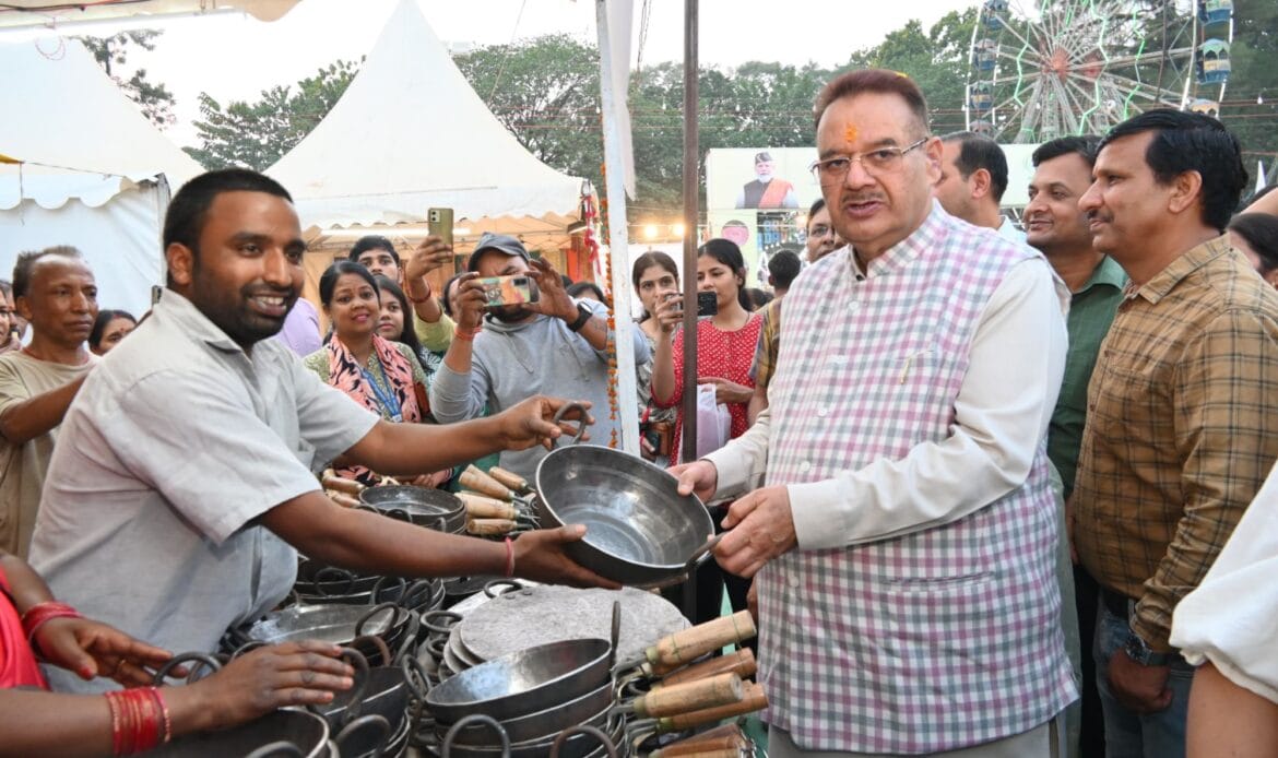 मंत्री गणेश जोशी ने ग्राम्य विकास विभाग और जिला प्रशासन के अधिकारियों व कर्मचारियों का मेले की सफलता के लिए दी बधाई-Newsnetra 10 img 20241028 wa00051237052014581484716