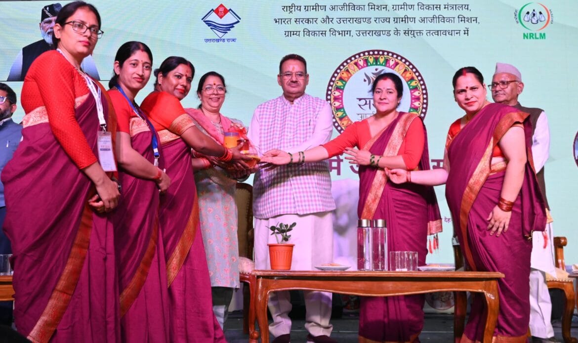 मंत्री गणेश जोशी ने ग्राम्य विकास विभाग और जिला प्रशासन के अधिकारियों व कर्मचारियों का मेले की सफलता के लिए दी बधाई-Newsnetra 8 img 20241028 wa00095184047180811606178