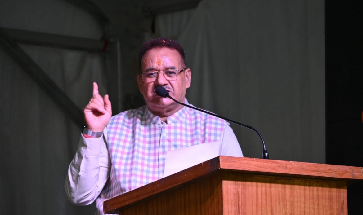 मंत्री गणेश जोशी ने ग्राम्य विकास विभाग और जिला प्रशासन के अधिकारियों व कर्मचारियों का मेले की सफलता के लिए दी बधाई-Newsnetra 4 img 20241028 wa0011941593232172845195