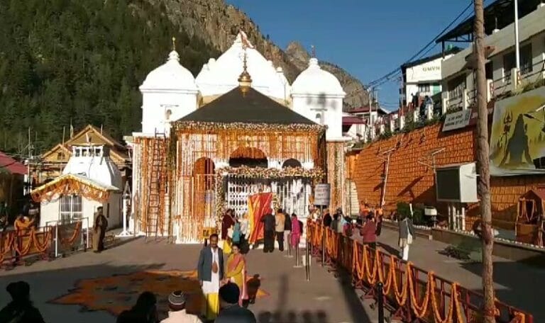 मां गंगा के कपाट शीतकालीन मेंबंद होने की तिथि 2 नवंबर 2024 को 12:14 पर अभिजीत मुहूर्त में श्रद्धालुओं के लिए बंद कर दिए जाएंगे 7 img 20241011 142742243270012499185006217