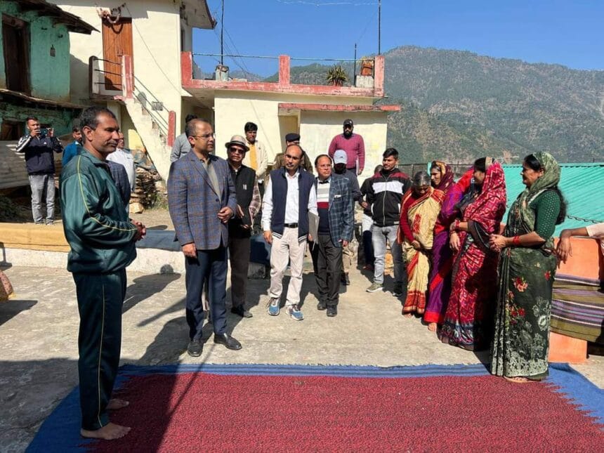 चमोली जिले में सचिव शैलेश बगौली द्वारा विकास कार्यों का निरीक्षण: पेयजल योजनाओं, शिक्षा, स्वास्थ्य और स्थानीय विकास पर जोर- Newsnetra <br> 3 FB IMG 1731599637329