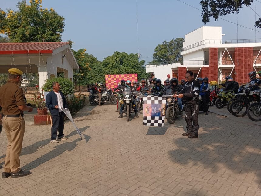 अमिताभ श्रीवास्तव, डीआईजी उत्तराखंड होमगार्ड्स ने सड़क सुरक्षा और यातायात प्रबंधन बाइक रैली को हरी झंडी दिखाकर रवाना किया-Newsnetra 3 IMG 20241108 WA0014