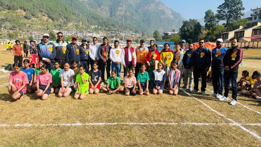 उत्तरकाशी खेल महाकुंभ का ब्लोक प्रमुख भट्टवाडी विनीता रावत ने किया शुभारंभ-Newsnetra 3 IMG 20241112 WA0010