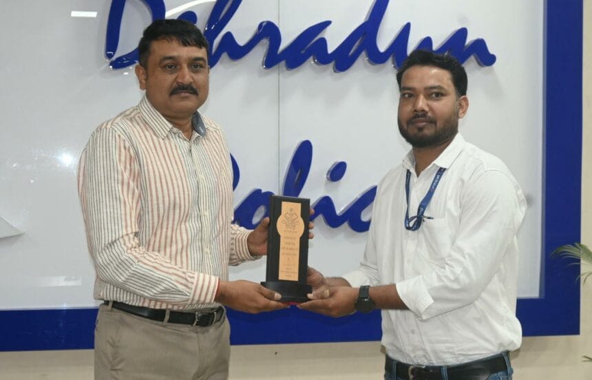 Uttarakhand News: दुर्घटना में घायल युवक की सहायता के लिये आगे आये व्यक्ति को दून पुलिस ने किया सम्मानित-Newsnetra 3 IMG 20241115 WA0005