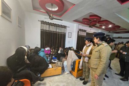 Dehradun में अवैध हाउस पार्टी पर छापा: 40 युवक, 17 युवतियां हिरासत में, शराब और व्हाट्सएप प्रचार का खुलासा-Newsnetra 2 IMG 20241124 WA0005 1