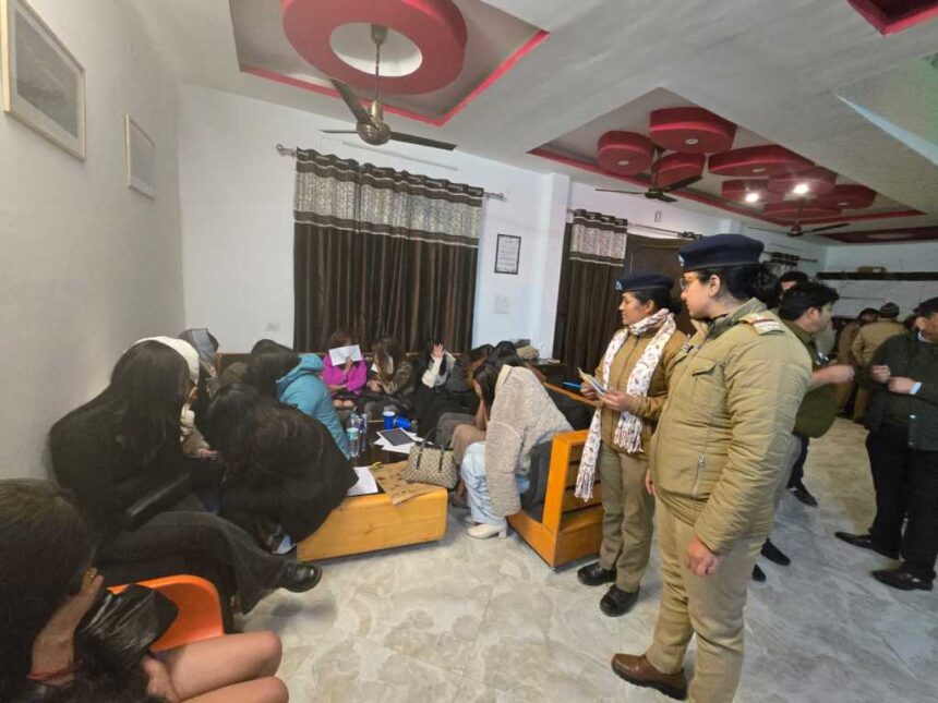 Dehradun में अवैध हाउस पार्टी पर छापा: 40 युवक, 17 युवतियां हिरासत में, शराब और व्हाट्सएप प्रचार का खुलासा-Newsnetra 11 IMG 20241124 WA0005 1