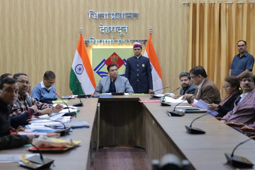 मरीजों की समझें पीड़ा, सरकारी चिकित्सालयों में अनावश्यक रेफरल स्वीकार नहीः डीएम-Newsnetra 3 IMG 20241128 WA0005