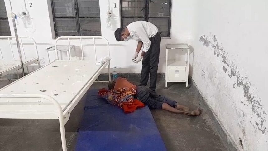 रुड़की सिविल हॉस्पिटल में लापरवाह डॉक्टरों का कहर, मरीजों को अनदेखा कर रहे डॉक्टर-Newsnetra 3 IMG 20241110 22284506