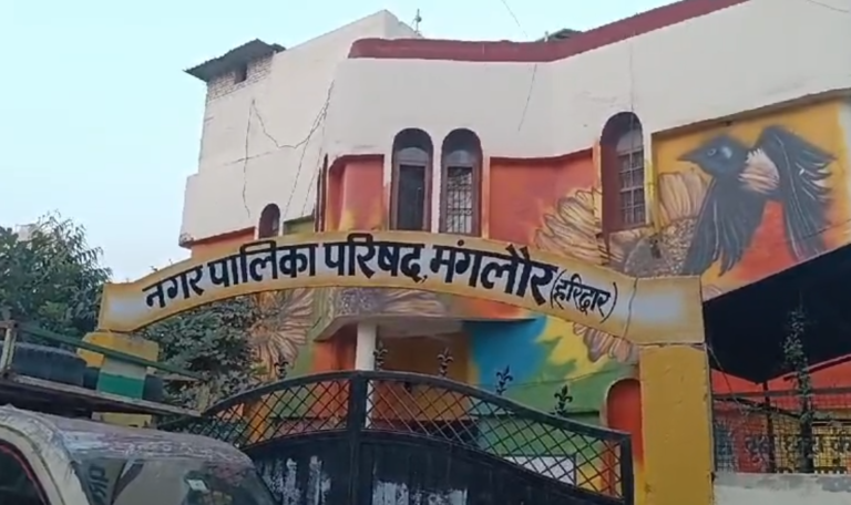 Uttarakhand News: हरिद्वार के जिलाधिकारी कर्मेंद्र सिंह ने नारसन विकासखंड कार्यालय का औचक निरीक्षण-Newsnetra 9 Screenshot 2024 11 22 224143