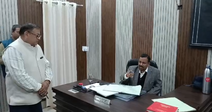 Uttarakhand News: हरिद्वार के जिलाधिकारी कर्मेंद्र सिंह ने नारसन विकासखंड कार्यालय का औचक निरीक्षण-Newsnetra 7 Screenshot 2024 11 22 224228