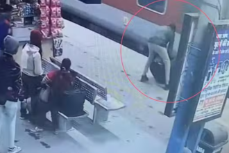 Uttarakhand News: A passenger slipped and got stuck in the middle of the platform while boarding a moving train, this is how his life was saved - Newsnetra