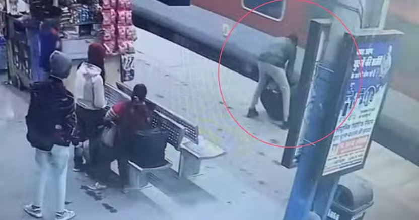 Uttarakhand News: A passenger slipped and got stuck in the middle of the platform while boarding a moving train, this is how his life was saved - Newsnetra