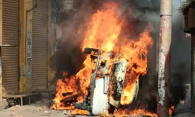 संभल की हिंसा: मस्जिद-मंदिर की राजनीति से झुलसती जिंदगी-Newsnetra 8 संभल की हिंसा: मस्जिद-मंदिर की राजनीति से झुलसती जिंदगी-Newsnetra