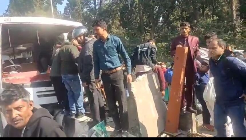 Uttarakhand News: डोईवाला में बारात की बस का एक्सीडेंट, 1 महिला गभीर-Newsnetra 3 Screenshot 20241128 194006 WhatsApp