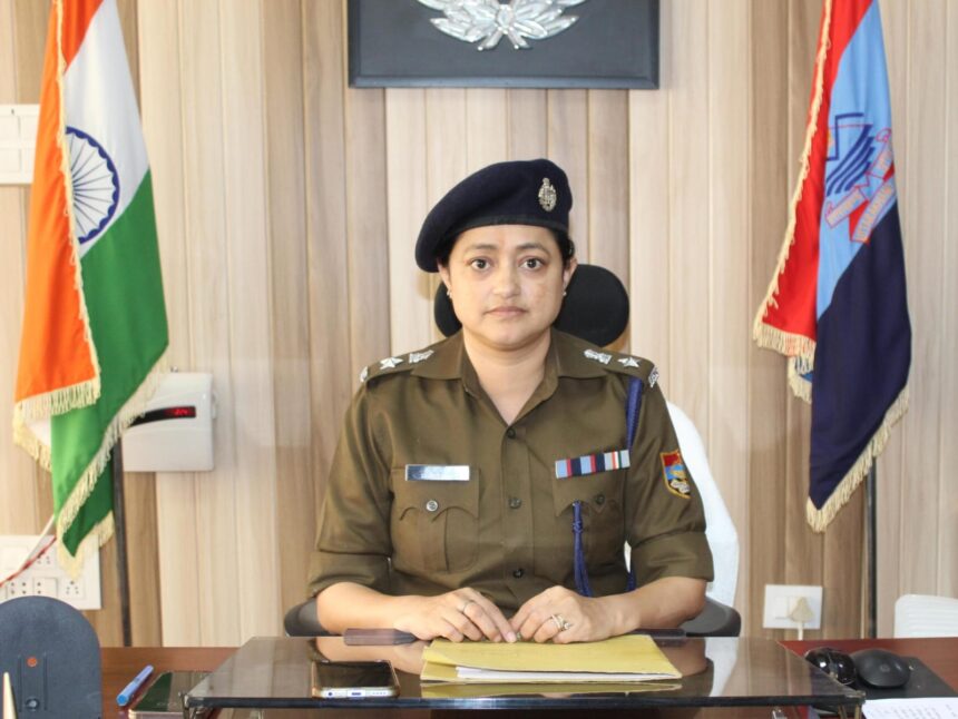 नवनियुक्त पुलिस अधीक्षक ने कार्यभार ग्रहण कर सुरक्षा एवं कानून व्यवस्था का लिया फीडबैक-Newsnetra 5 WhatsApp Image 2024 11 30 at 15.28.49 4ddf304b