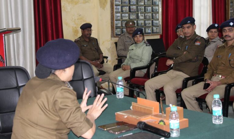 महापंचायत ड्यूटी में नियुक्त पुलिस बल को एसपी उत्तरकाशी द्वारा किया गया बीफ्र-Newsnetra 15 WhatsApp Image 2024 11 30 at 17.36.02 41bcac11