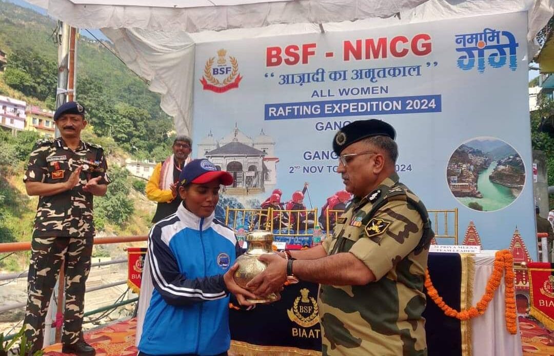 बीएसएफ और राष्ट्रीय स्वच्छ गंगा मिशन की महिला राफ्टिंग टीम पहली बार आज शनिवार को देवप्रयाग संगम से गंगा सागर की यात्रा पर निकली-Newsnetra 5 fb img 17305614498133592171983384843798