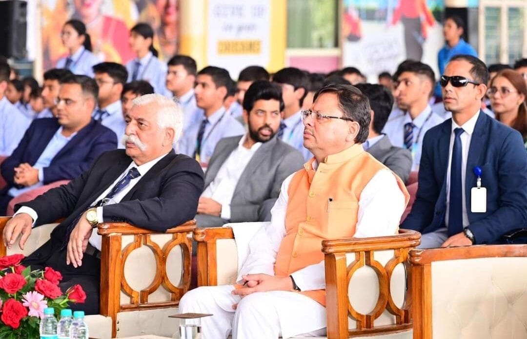 मुख्यमंत्री धामी ने आज टोंस ब्रिज स्कूल, देहरादून में मेजर जनरल जी.डी. बक्शी (से.नि.) द्वारा लिखित पुस्तक A history of Hinduism का विमोचन किया-Newsnetra 4 fb img 17308199156903829723790278522183