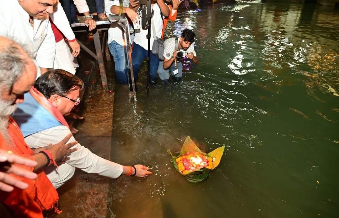 Uttarakhand News: हरिद्वार में आयोजित गंगा दीप महोत्सव कार्यक्रम- Newsnetra 7 fb img 17313390251761675475047151979987