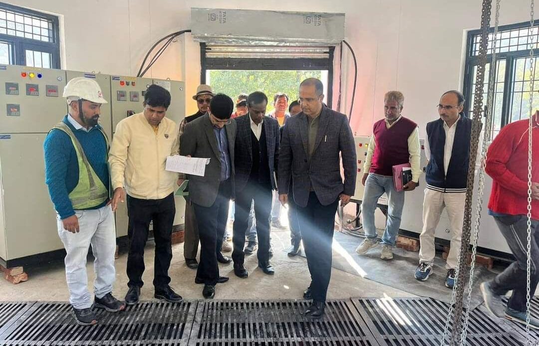 चमोली जिले में सचिव शैलेश बगौली द्वारा विकास कार्यों का निरीक्षण: पेयजल योजनाओं, शिक्षा, स्वास्थ्य और स्थानीय विकास पर जोर- Newsnetra <br> 5 fb img 1731599639743444910615369611559