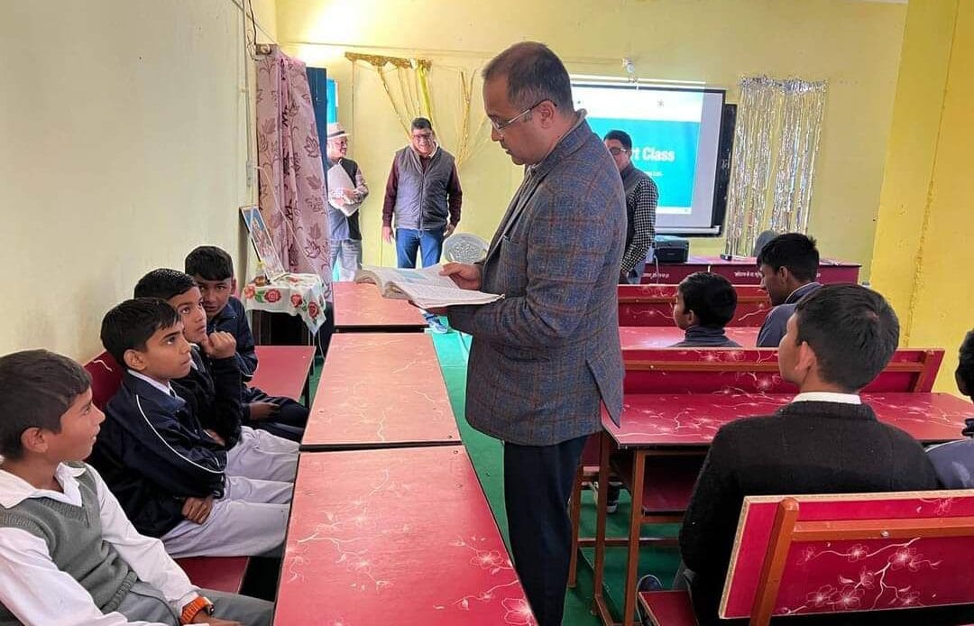 चमोली जिले में सचिव शैलेश बगौली द्वारा विकास कार्यों का निरीक्षण: पेयजल योजनाओं, शिक्षा, स्वास्थ्य और स्थानीय विकास पर जोर- Newsnetra <br> 4 fb img 17315996417742028575262010475805