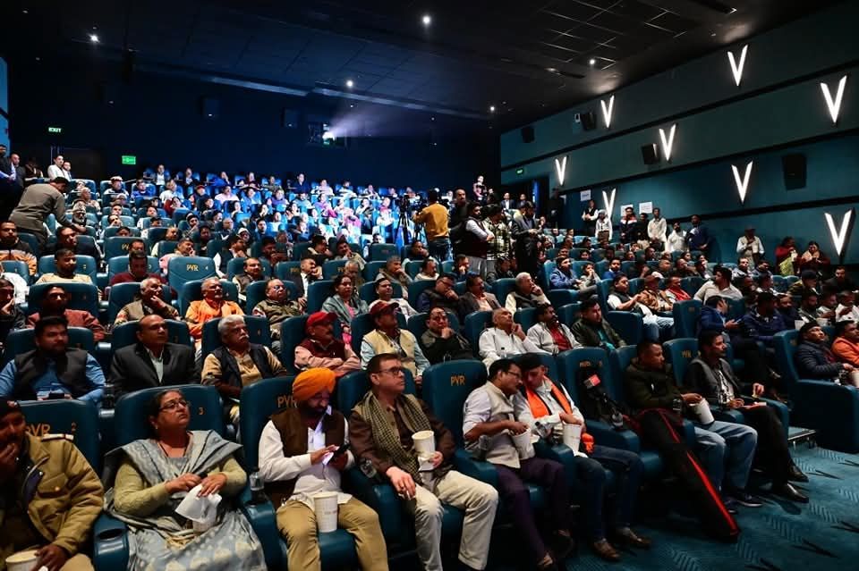 मुख्यमंत्री धामी ने हाथीबड़कला स्थित मॉल में भारतीय हिन्दी फिल्म ‘दि साबरमती रिपोर्ट’ का अवलोकन किया-Newsnetra 4 fb img 17324585817095068583878413836888
