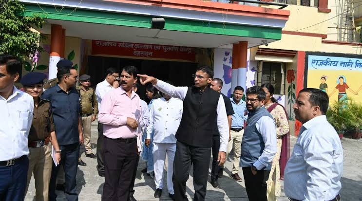 जिलाधिकारी सविन बंसल की अगुवाई में देहरादून की स्ट्रीट लाइटों की मरम्मत का अभियान सफल-Newsnetra 3 images 6