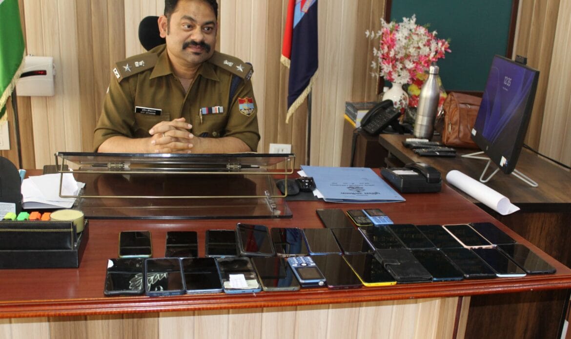 करीब 8 लाख कीमत के खोये मोबाईल बरामद कर उत्तरकाशी पुलिस ने फोन स्वामियों वापस लौटाये-Newsnetra 7 img 20241108 wa00053199575878077606872