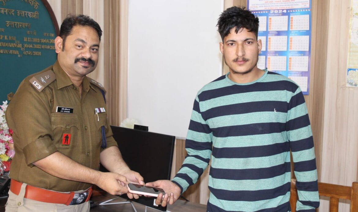 करीब 8 लाख कीमत के खोये मोबाईल बरामद कर उत्तरकाशी पुलिस ने फोन स्वामियों वापस लौटाये-Newsnetra 6 img 20241108 wa00067344270392173396518