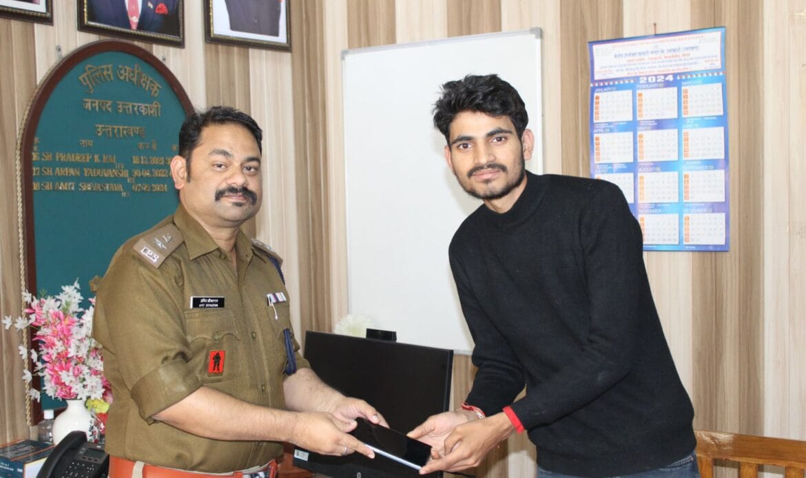 करीब 8 लाख कीमत के खोये मोबाईल बरामद कर उत्तरकाशी पुलिस ने फोन स्वामियों वापस लौटाये-Newsnetra 5 img 20241108 wa00078254861074800661820