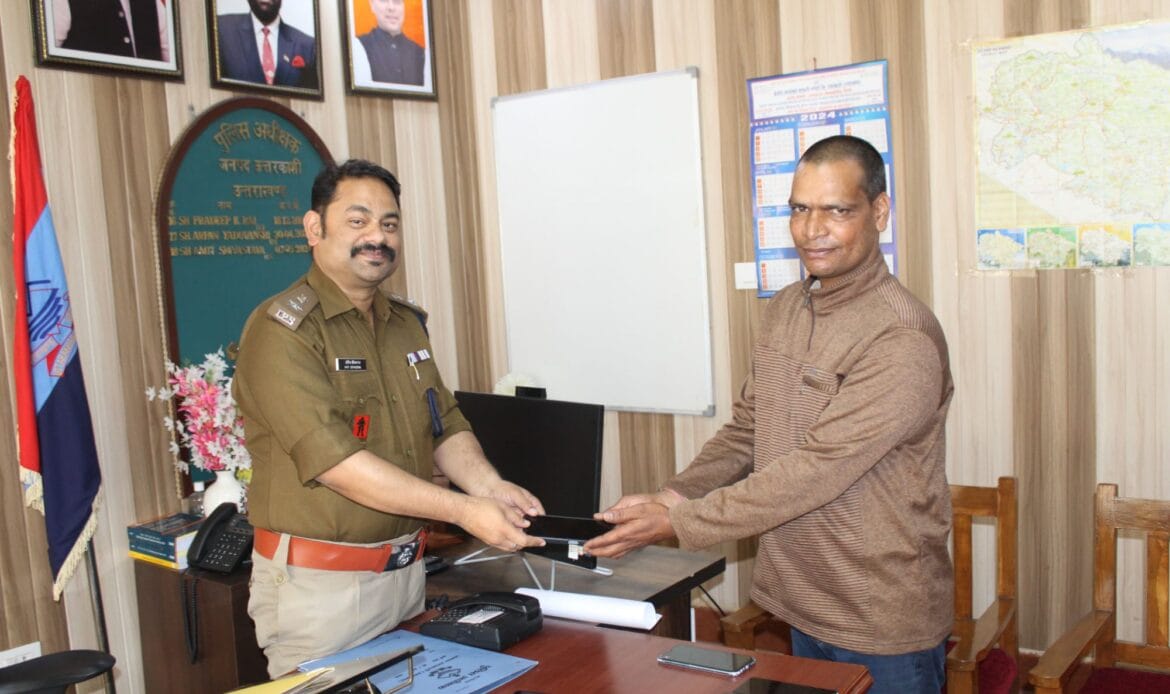 करीब 8 लाख कीमत के खोये मोबाईल बरामद कर उत्तरकाशी पुलिस ने फोन स्वामियों वापस लौटाये-Newsnetra 4 img 20241108 wa00096903466715741633497