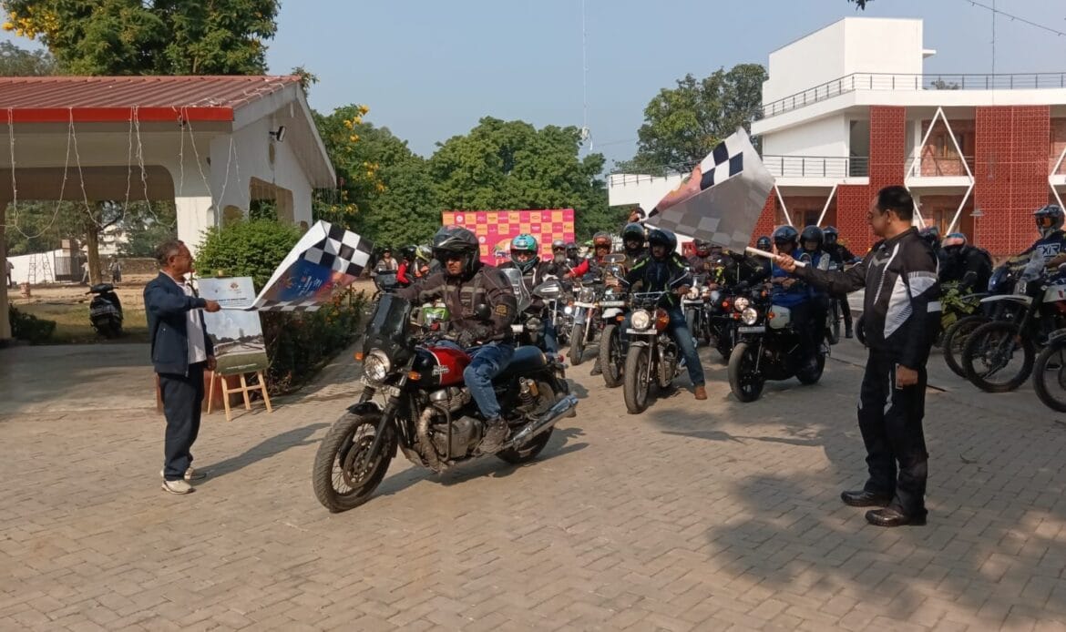 अमिताभ श्रीवास्तव, डीआईजी उत्तराखंड होमगार्ड्स ने सड़क सुरक्षा और यातायात प्रबंधन बाइक रैली को हरी झंडी दिखाकर रवाना किया-Newsnetra 8 img 20241108 wa00115517627432613282187