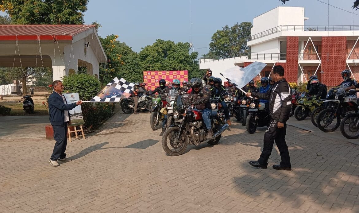 अमिताभ श्रीवास्तव, डीआईजी उत्तराखंड होमगार्ड्स ने सड़क सुरक्षा और यातायात प्रबंधन बाइक रैली को हरी झंडी दिखाकर रवाना किया-Newsnetra 7 img 20241108 wa00125748325207577090419